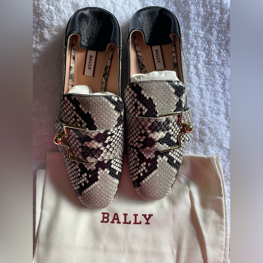 Bally Leather Snake Print Maelle Loafers Ecru/Black Size: 7.5/38